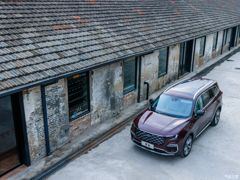 Ford Equator 2021 c&ograve;n c&oacute; cửa sổ trời to&agrave;n cảnh