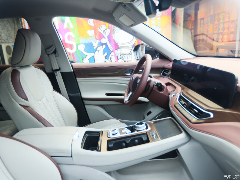 Ford Equator 2021 được trang bị n&uacute;m xoay chuyển số