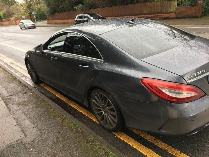 Chiếc Mercedes-Benz CLS350 do nam t&agrave;i xế cầm l&aacute;i