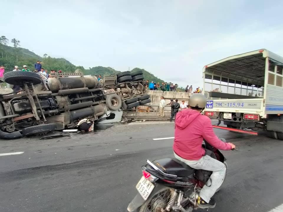 Chiếc xe container lật nghi&ecirc;ng, phần rơ-m&oacute;oc lọt xuống khe cầu