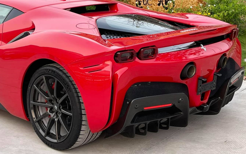 C&ograve;n đ&acirc;y l&agrave; thiết kế đu&ocirc;i xe Ferrari SF90 Stradale
