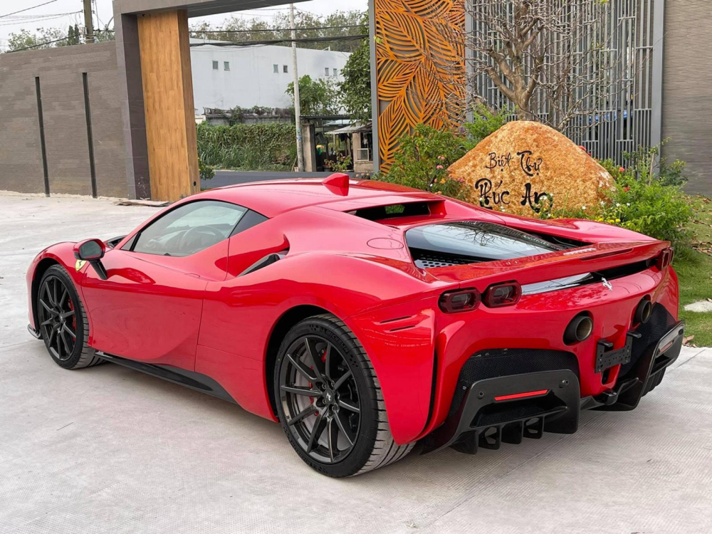 Người mua si&ecirc;u xe Ferrari SF90 Stradale c&oacute; vườn lan đột biến ở Củ Chi kh&aacute; lớn