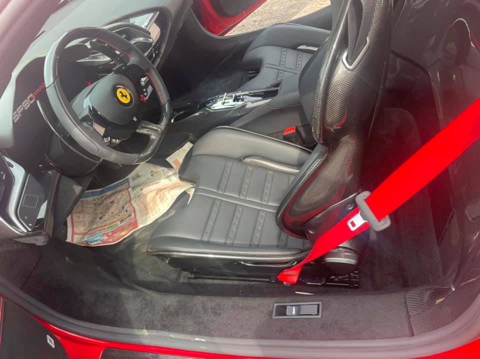 Khoang l&aacute;i của si&ecirc;u xe Ferrari SF90 Stradale đầu ti&ecirc;n về nước