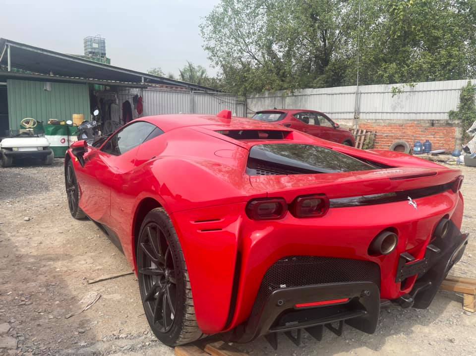 Đ&acirc;y sẽ l&agrave; 1 trong 2 chiếc si&ecirc;u xe Ferrari SF90 Stradale được khui c&ocirc;ng trước Tết Nguy&ecirc;n đ&aacute;n n&agrave;y
