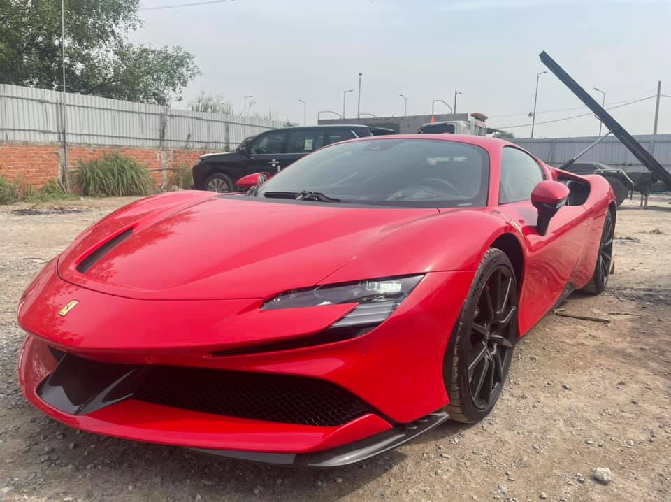 C&ograve;n đ&acirc;y l&agrave; h&igrave;nh ảnh cho thấy chiếc Ferrari SF90 Stradale lần đầu đặt lốp l&ecirc;n mảnh đất h&igrave;nh chữ S