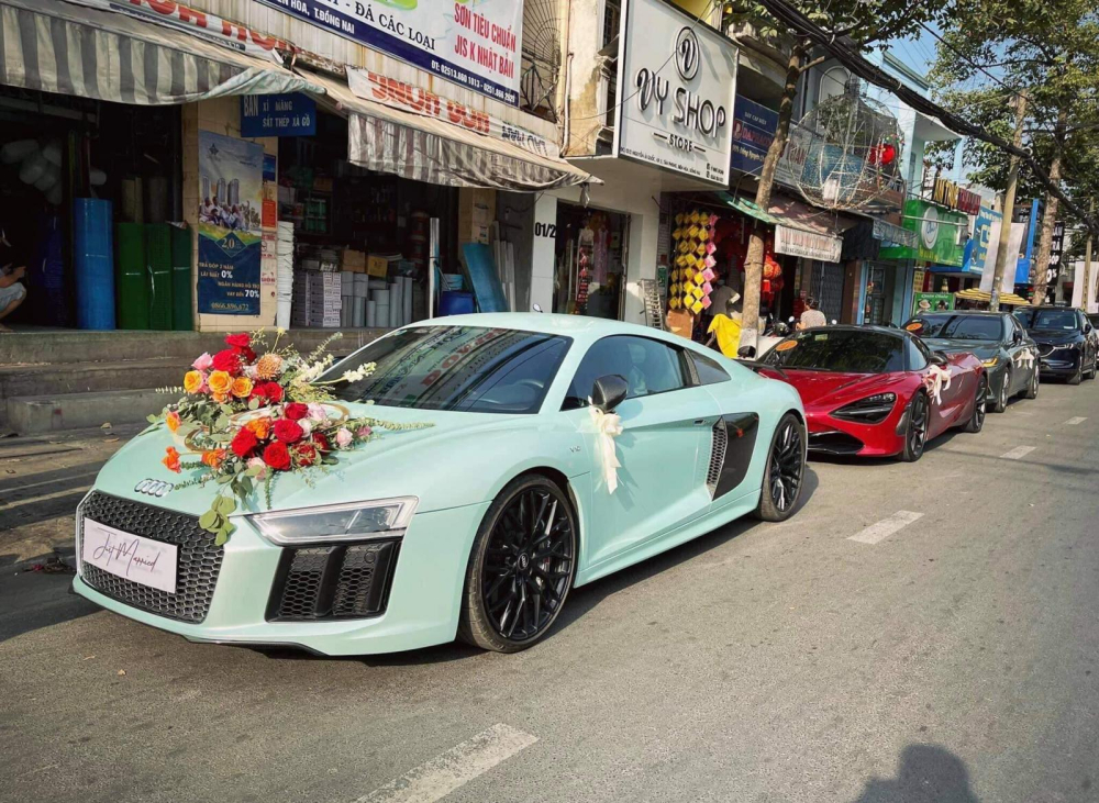 Siêu xe Audi R8 V10 Plus màu xanh bạc hà làm xe hoa ở Đồng Nai, phía sau là McLaren 720S Siêu xe Audi R8 V10 Plus màu xanh bạc hà làm xe hoa ở Đồng Nai, phía sau là McLaren 720S