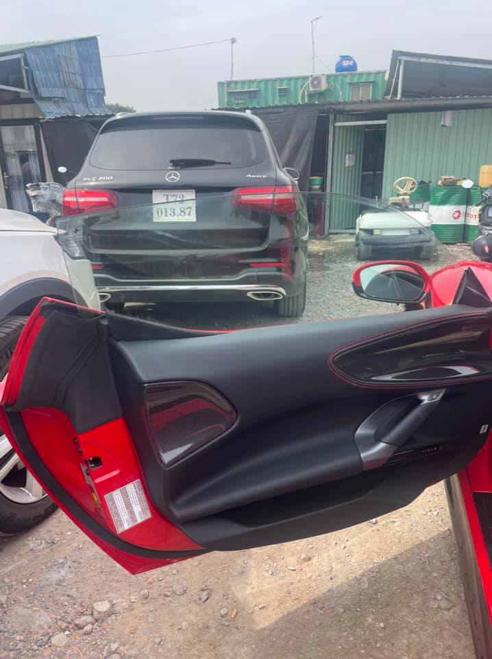 Ferrari SF90 Stradale đang ch&aacute;y h&agrave;ng tr&ecirc;n thế giới v&agrave; kh&aacute;ch h&agrave;ng phải chờ từ 3 đến 6 th&aacute;ng mới được b&agrave;n giao xe nếu mua ch&iacute;nh h&atilde;ng