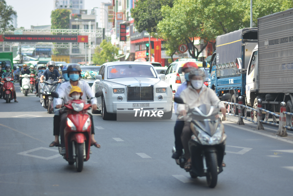 Đ&aacute;m cưới của Phan Th&agrave;nh diễn ra v&agrave;o s&aacute;ng ng&agrave;y 29 th&aacute;ng 1 năm 2021 đ&atilde; thu h&uacute;t kh&ocirc;ng &iacute;t sự ch&uacute; &yacute; của cộng đồng mạng c&ograve;n người đi đường được chứng kiến cảnh tượng d&agrave;n xe h&agrave;ng trăm tỷ đồng nối đu&ocirc;i nhau tr&ecirc;n đường để đi rước d&acirc;u cho cậu cả nh&agrave; họ Phan.