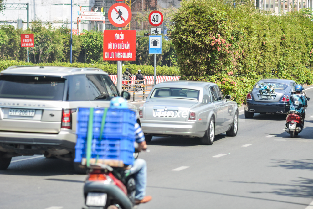 Đo&agrave;n xe n&agrave;y li&ecirc;n tục bị cắt đu&ocirc;i khi đi qua c&aacute;c ng&atilde; tư đ&ocirc;ng đ&uacute;c ở S&agrave;i th&agrave;nh n&ecirc;n c&oacute; một số xe đi nhầm đường, nhưng tất cả đều về đến garage của Phan Th&agrave;nh