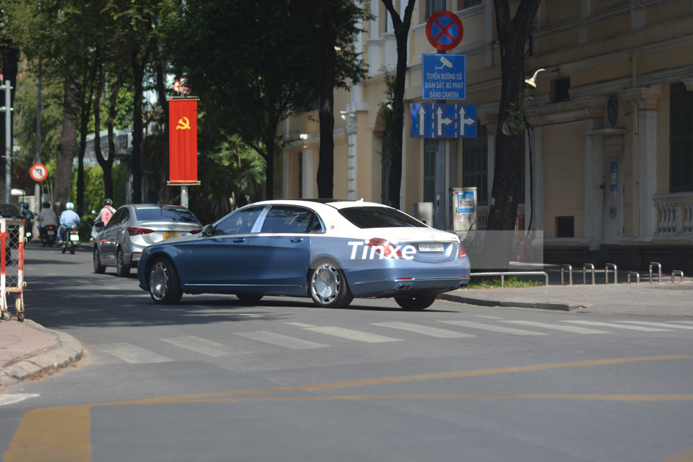 Chiếc xe si&ecirc;u sang Mercedes-Maybach S450 4Matic 2 m&agrave;u gia nhập v&agrave;o đo&agrave;n xe rước d&acirc;u của Phan Th&agrave;nh ở đoạn L&ecirc; Th&aacute;nh T&ocirc;n giao với Pasteur, quận 1.