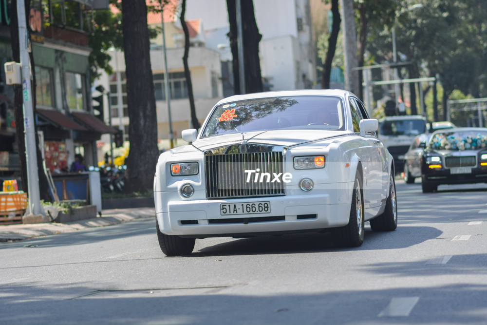 Dẫn đầu l&agrave; chiếc xe si&ecirc;u sang Rolls-Royce Phantom m&agrave;u trắng chở theo bố mẹ của Phan Th&agrave;nh.