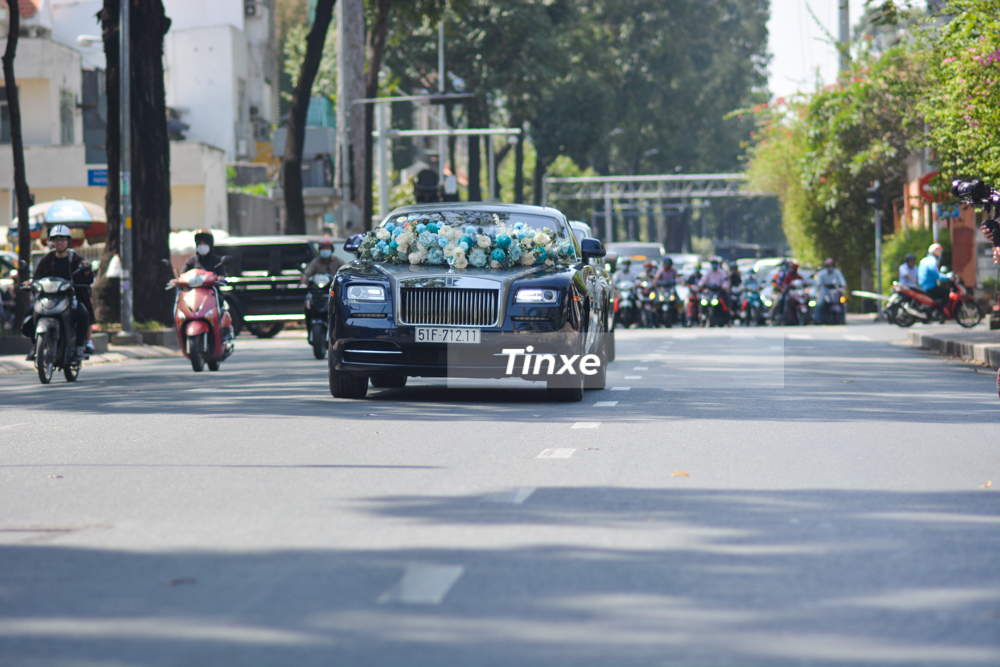 Theo ngay ph&iacute;a sau l&agrave; Rolls-Royce Wraith do Phan Th&agrave;nh cầm l&aacute;i chở vợ về biệt thự của gia đ&igrave;nh. 