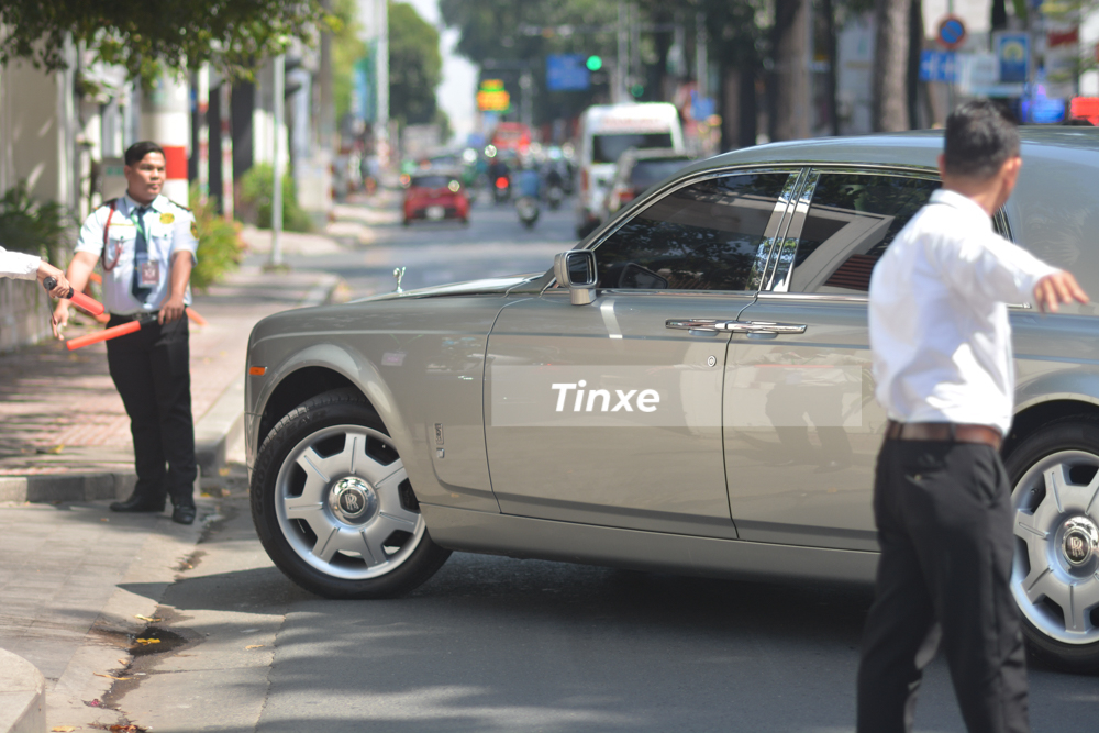 Trước khi đo&agrave;n xe đưa d&acirc;u của Phan Th&agrave;nh về đến đường Điện Bi&ecirc;n Phủ, lực lượng an ninh đ&atilde; mở cổng trước đ&oacute; khoảng 30 ph&uacute;t để đ&oacute;n đo&agrave;n xe n&agrave;y.  