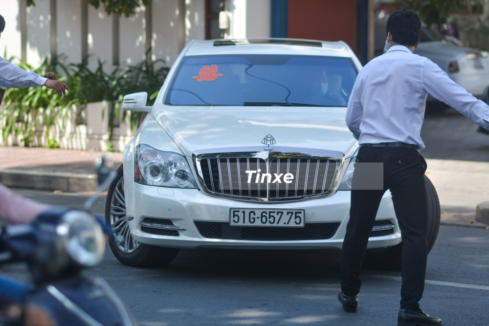 Chiếc xe si&ecirc;u sang Maybach 57S m&agrave;u trắng được an ninh nh&agrave; Phan Th&agrave;nh hỗ trợ ra đường Điện Bi&ecirc;n Phủ. 