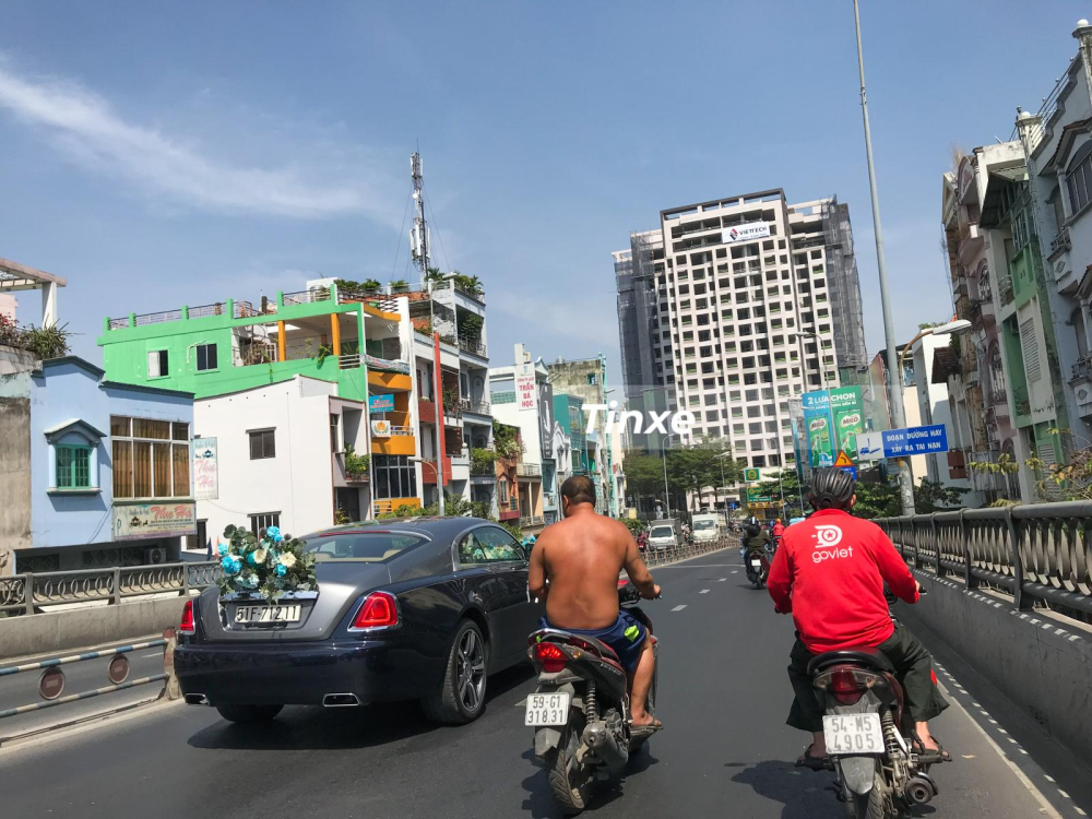 V&agrave;i người đi đường chạy theo đo&agrave;n xe rước d&acirc;u của Phan Th&agrave;nh để ngắm.  