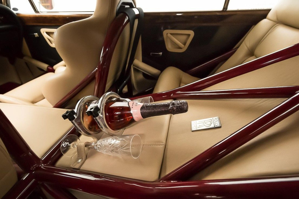Nội thất của chiếc Rolls-Royce Silver Shadow 1974 độ