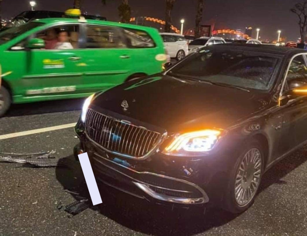 Thiệt hại của chiếc xe có ngoại hình Mercedes-Maybach S-Class sau va chạm xe máy