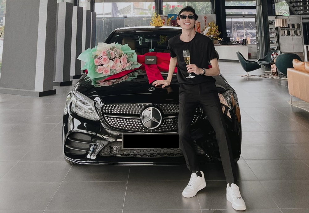 Hồng Thanh diện đồ tông xuyệt tông với ngoại thất xe Mercedes-Benz C300 AMG Hồng Thanh diện đồ tông xuyệt tông với ngoại thất xe Mercedes-Benz C300 AMG