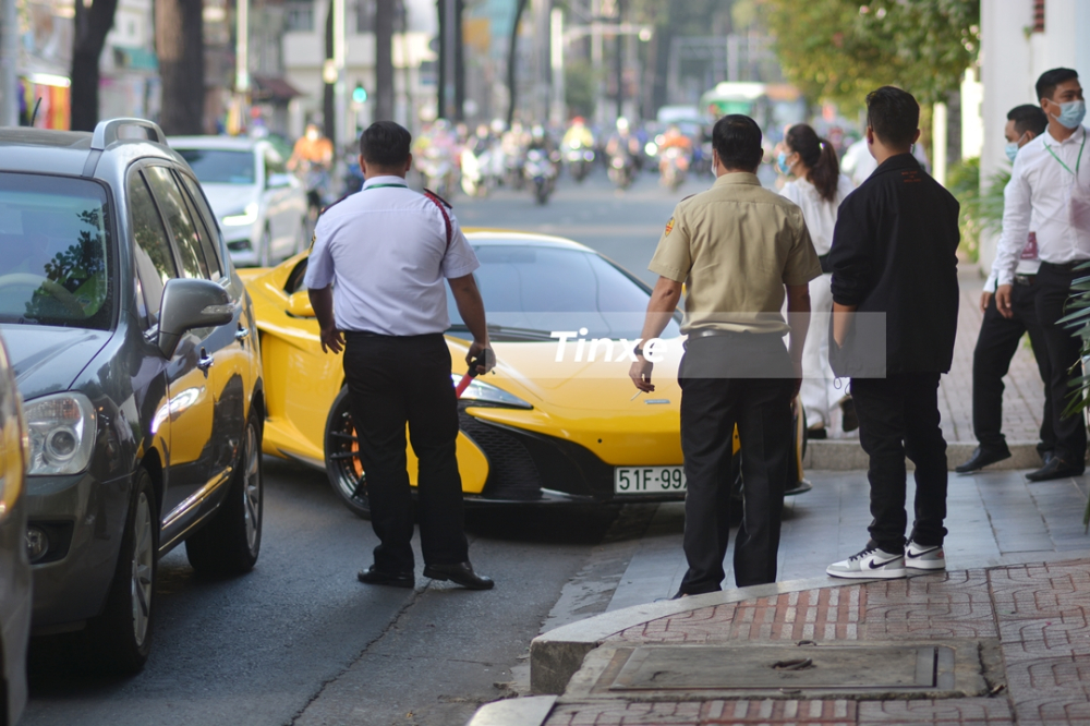 Chiếc xe sau đó được người lái nhanh chóng quẹo vào nhà của Phan Thành