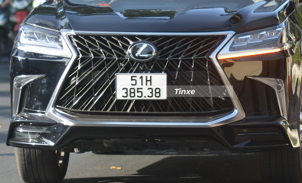 Lexus LX570 Super Sport đời 2018 về sau c&oacute; lưới tản nhiệt thiết kế lại ho&agrave;n to&agrave;n v&agrave; sơn đen c&ugrave;ng với đ&oacute; hốc gi&oacute; trước v&agrave; cản va trước được sửa đổi thiết kế