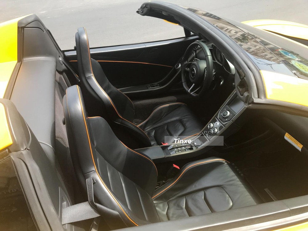 Nội thất chiếc siêu xe McLaren 650S Spider này có màu đen và chỉ cam đối lập
