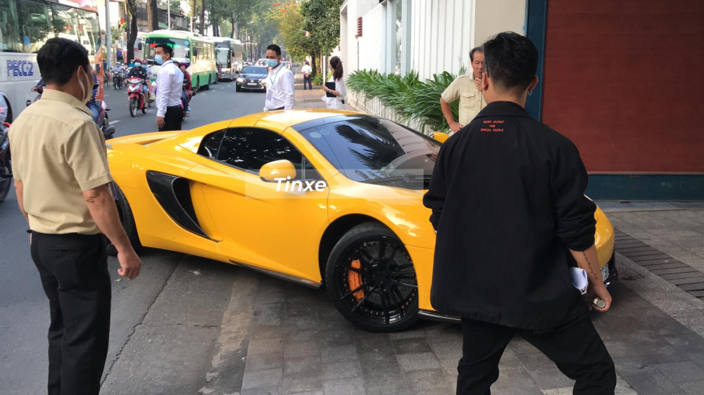 Lực lượng an ninh hỗ trợ bạn Phan Thành lái siêu xe mui trần McLaren 650S Spider vào garage