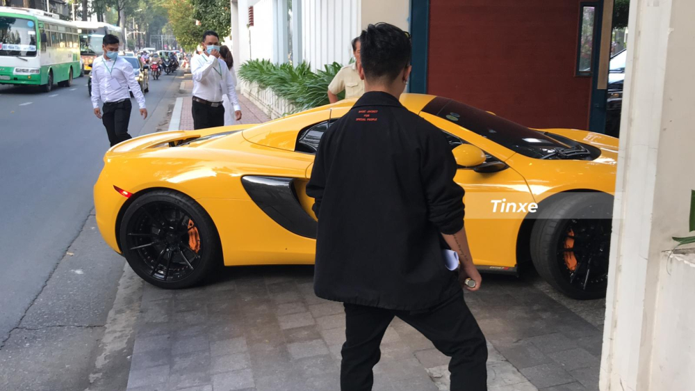 Sự có mặt của siêu xe McLaren 650S Spider khiên giới mê xe tin rằng đám cưới của Phan Thành sẽ có siêu xe đi đưa dâu