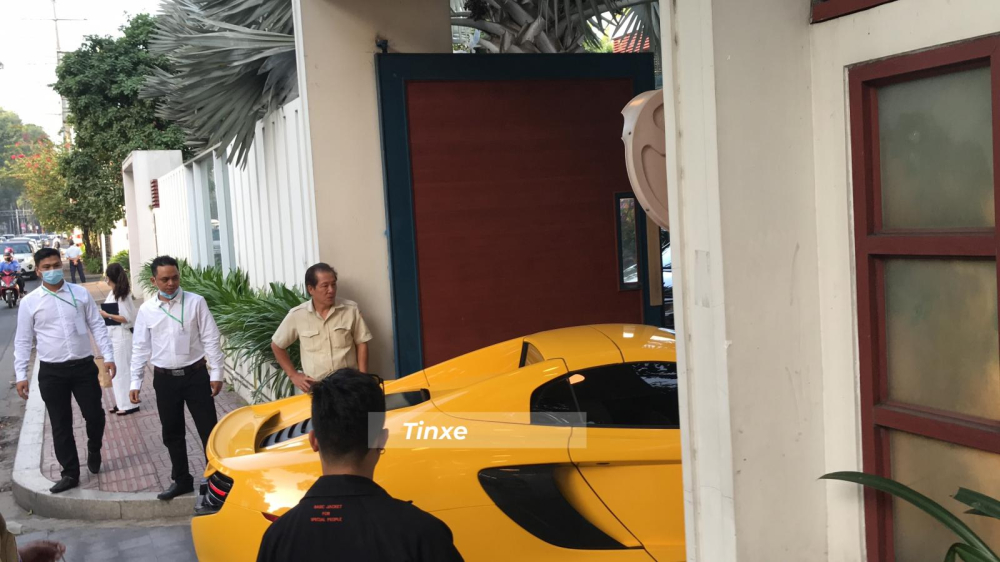 Tuy nhiên người lái chiếc siêu xe mui trần McLaren 650S Spider sau đó để xe tại nhà của Phan Thành