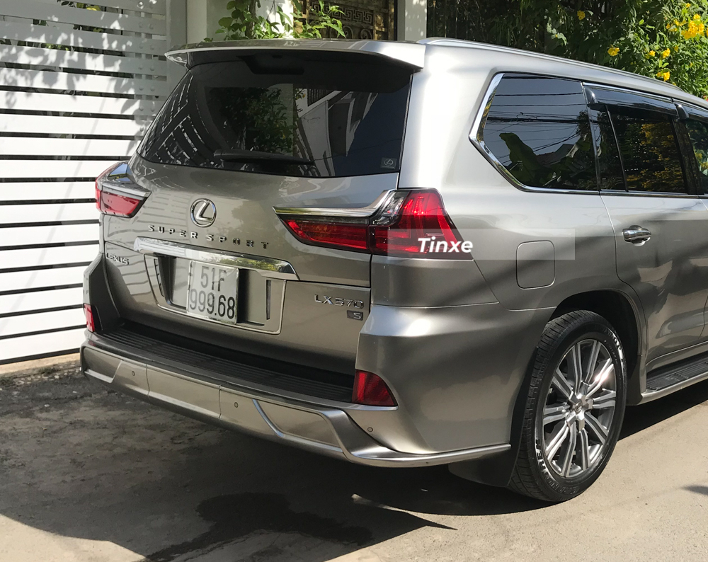 Đu&ocirc;i xe c&oacute; cản va sau mới v&agrave; logo S nằm dưới LX570