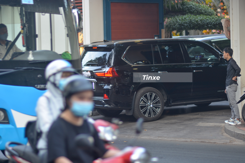 Lexus LX570 Super Sport c&oacute; gi&aacute; hơn 10 tỷ đồng chưa t&iacute;nh chi ph&iacute; lăn b&aacute;nh