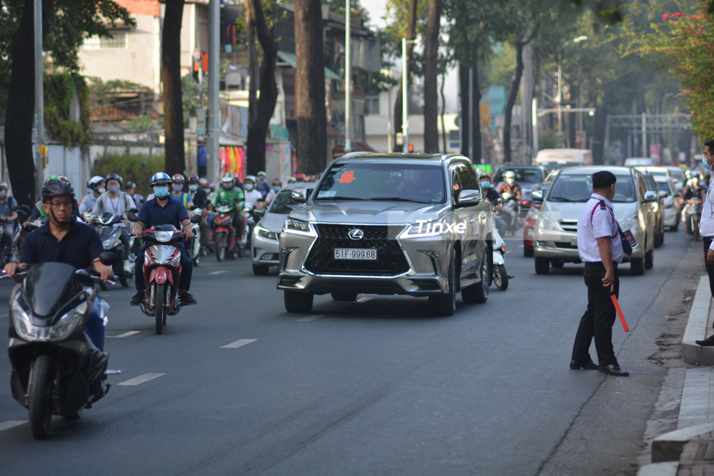 Lexus LX570 Super Sport với 5 d&atilde;y số 999.68