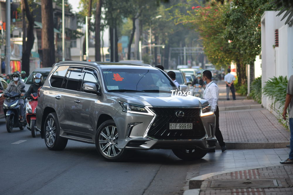 Bộ 3 chuy&ecirc;n cơ mặt đất Lexus LX570 Super Sport hơn 32 tỷ với c&aacute;c loại biển si&ecirc;u VIP ở S&agrave;i th&agrave;nh khoe d&aacute;ng c&ugrave;ng nhau