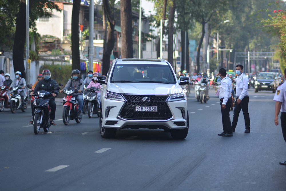 Bộ 3 chuy&ecirc;n cơ mặt đất Lexus LX570 Super Sport hơn 32 tỷ với c&aacute;c loại biển si&ecirc;u VIP ở S&agrave;i th&agrave;nh khoe d&aacute;ng c&ugrave;ng nhau