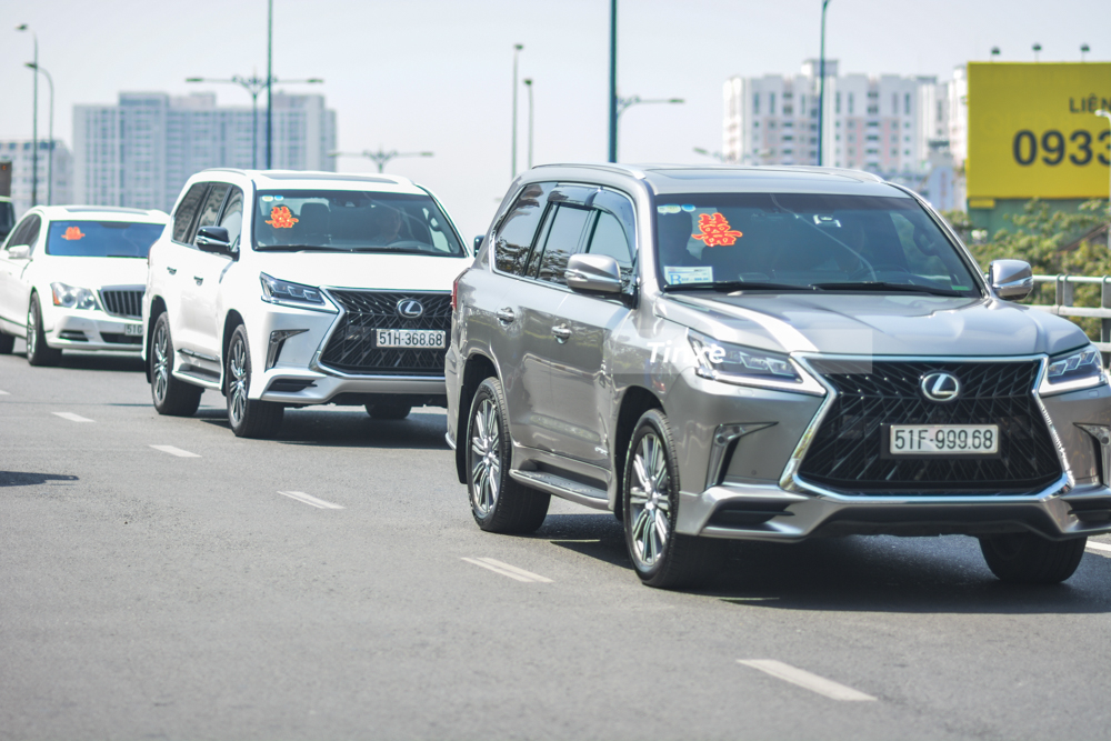 Hai chiếc Lexus LX570 Super Sport biển đẹp di chuyển tr&ecirc;n đường