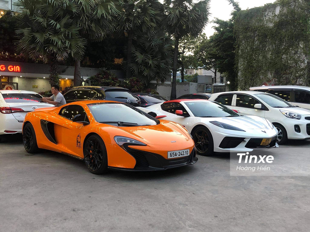 Chiếc Chevrolet Corvette C8 nổi bật không chỉ vì là chiếc xe đầu tiên tại Việt Nam mà còn vì biển số cực kỳ khác biệt.