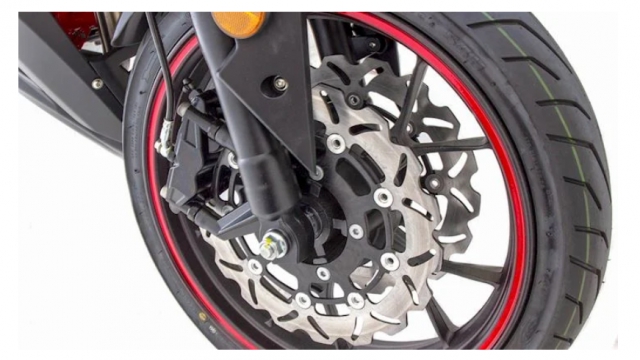 Phanh đĩa đôi trước của chiếc Sport bike