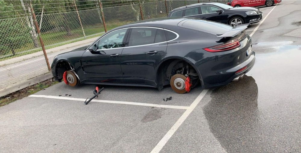 Ảnh chụp chiếc Porsche Panamera sau khi vụ trộm xảy ra