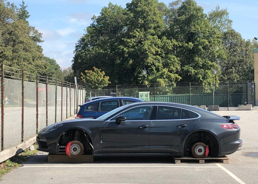 Chiếc Porsche Panamera đỗ trong b&atilde;i c&oacute; r&agrave;o sắt xung quanh nhưng vẫn bị ăn trộm b&aacute;nh