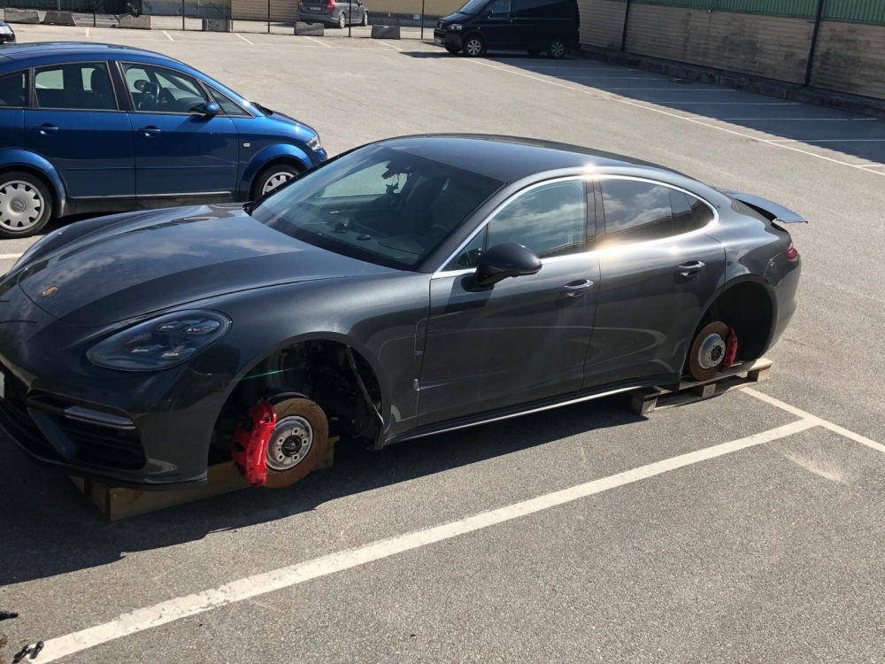 Chiếc Porsche Panamera bị ăn trộm b&aacute;nh xe