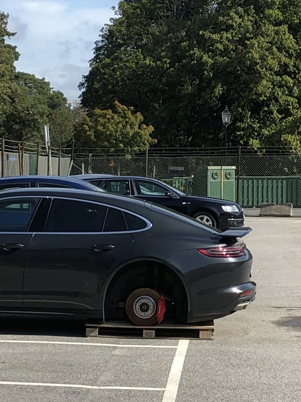 Sau đ&oacute;, chiếc Porsche Panamera được k&ecirc; gỗ pallet b&ecirc;n dưới gầm