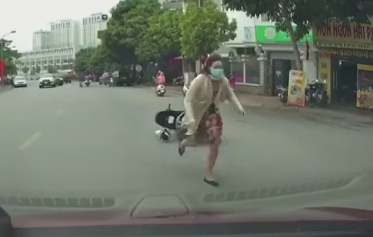 Người phụ nữ vội v&atilde; chạy đến chỗ con trai sau vụ tai nạn