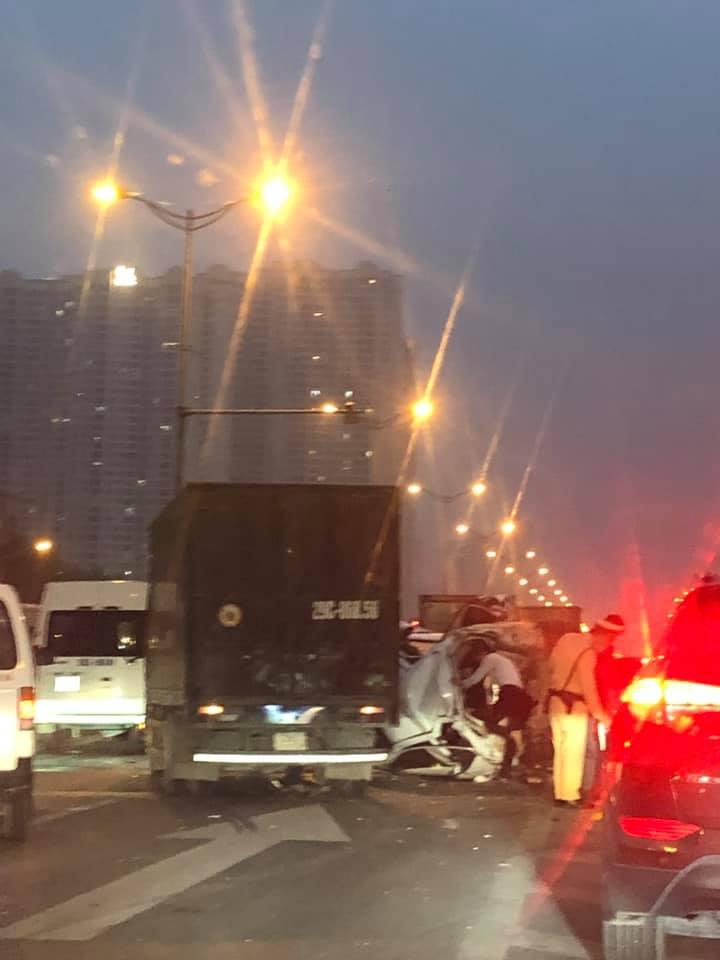 Hiện trường vụ tai nạn tr&ecirc;n đường v&agrave;nh đai 3 tr&ecirc;n cao