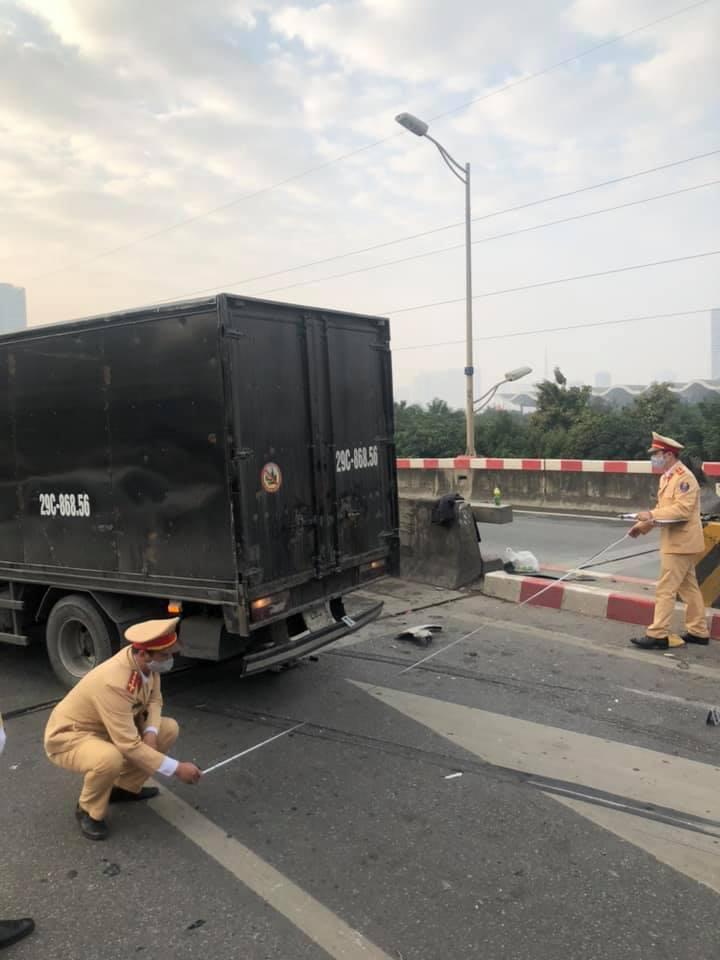 Lực lượng chức năng kh&aacute;m nghiệm hiện trường vụ tai nạn