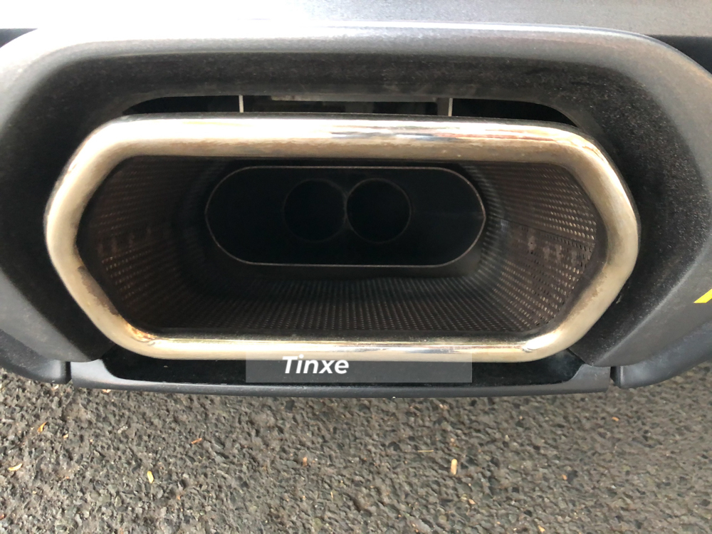 Trong khi đó, Lamborghini Murcielago thế hệ đầu tiên lại được trang bị động cơ V12, dung tích chỉ 6.2 lít, sản sinh công suất tối đa 572 mã lực tại vòng tua máy 7.500 vòng/phút và mô-men xoắn cực đại 650 Nm tại vòng tua máy 5.400 vòng/phút.