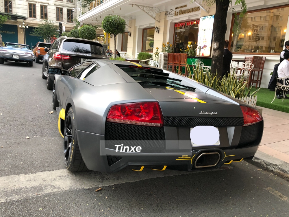 Đầu tiên chính là việc chiếc siêu xe Lamborghini Murcielago LP640-4 này được mang về nước vào cuối tháng 12 năm 2020 và thuộc sở hữu của một doanh nhân kinh doanh siêu xe ở Campuchia. Cũng vì lý do này mà chiếc xe Lamborghini Murcielago LP640-4 lăn bánh trên đường phố Việt Nam với biển số của nước bạn.