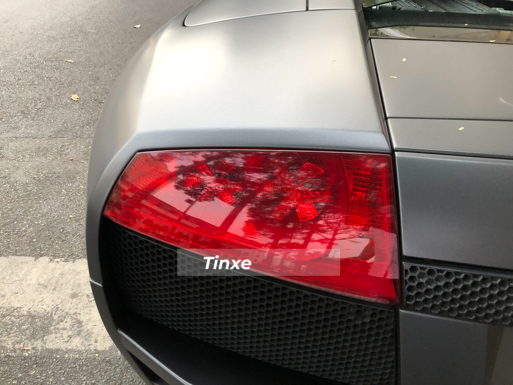 So với phiên bản tiêu chuẩn Lamborghini Murcielago, bản nâng cấp Lamborghini Murcielago LP640 thể hiện rõ sự hiếu chiến qua đèn pha góc cạnh, đèn hậu sắc nét và hốc gió trước chia thành 5 cạnh so với 4 như bản tiêu chuẩn, cuối cùng là ống xả hình lục giác.