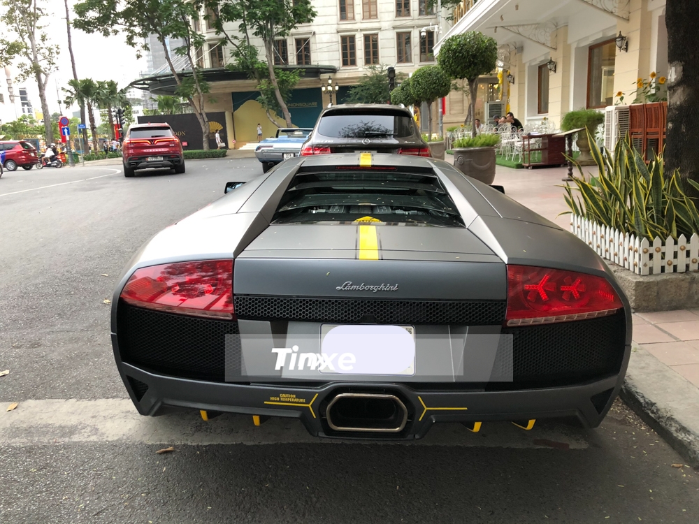 Cuối cùng, bộ áo đen nhám Batman được chủ nhân lựa chọn để mang đến ngoại hình hiếu chiến hơn cho siêu xe Lamborghini Murcielago LP640-4 này. Màu đen nhám luôn là bộ áo hot trong suốt hơn 10 năm qua cho các siêu xe thay áo.