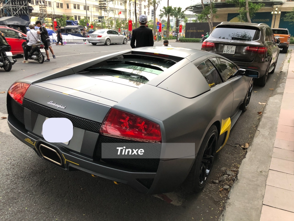Để giúp chiếc siêu xe Lamborghini Murcielago LP640-4 này có ngoại thất lạ lẫm hơn so với lúc mới được mang về nước, doanh nhân này đã mang đến một garage làm đẹp cho siêu xe ở quận 2, Thành phố Hồ Chí Minh để thay đổi cho xe bộ áo hoàn toàn mới.