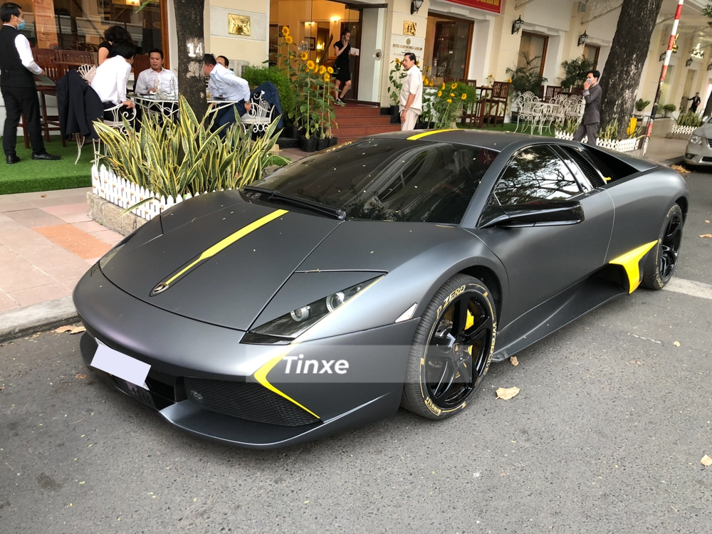 Chưa hết, điểm nhấn độc đáo trên Lamborghini Murcielago LP640 còn phải kể đến 2 mang cá bên hông động cơ sẽ trồi lên ngay khi xe được khởi động nhằm giúp siêu bò làm mát động cơ tốt hơn. Khi siêu xe tắt máy, 2 mang cá này sẽ được xếp lại gọn gàng.