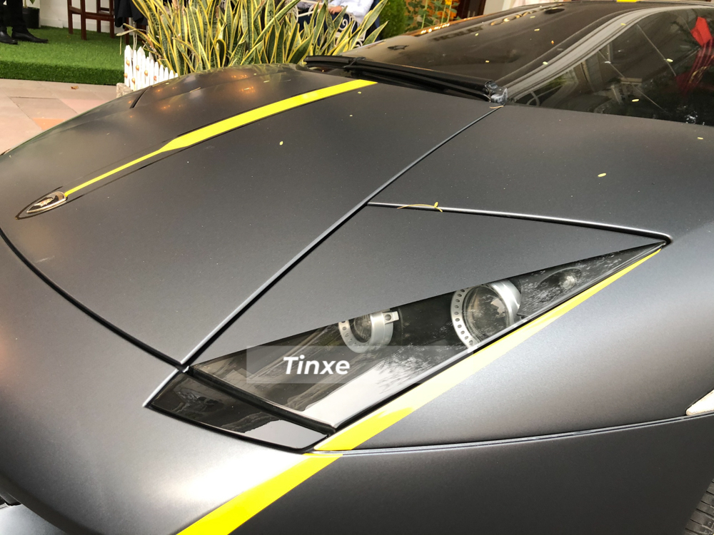 Thậm chí, chiếc siêu xe Lamborghini Murcielago LP640-4 này còn có một chi tiết rất đắt giá trong lần thay áo này. Cụ thể, bò già Lamborghini Murcielago LP640-4 khoác áo đen nhám với điểm nhấn đèn pha sắc cạnh như Reventon. Lamborghini Reventon chỉ sản xuất 40 chiếc và chủ nhân của chiếc Lamborghini Murcielago này đã mượn ý tưởng đèn pha của siêu phẩm triệu đô để làm điểm nhấn cho lần thay áo đen nhám này của xe.